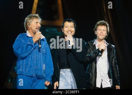 Rod Stewart at the Carlberg Concert at Wembley Stadium,London 16th August 1997,with Jon Bon Jovi (right) Stock Photo