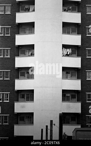 AJAXNETPHOTO. 4TH JUNE, 1968. PORTSMOUTH, ENGLAND. - HI-RISE - DARWIN HOUSE TOWER BLOCK IN AUSTRALIA CLOSE, LANDPORT.PHOTO:JONATHAN EASTLAND/AJAX REF:3568138 3A 54 Stock Photo