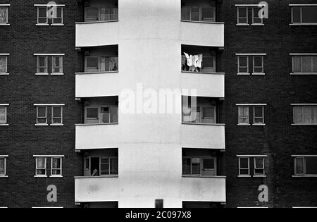 AJAXNETPHOTO. 4TH JUNE, 1968. PORTSMOUTH, ENGLAND. - HI-RISE - DARWIN HOUSE TOWER BLOCK IN AUSTRALIA CLOSE, LANDPORT.PHOTO:JONATHAN EASTLAND/AJAX REF:3568138 4A 55 Stock Photo