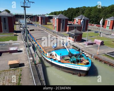 Hanover, Germany, June 1, 2020: Freighter in the Hindenburg lock near Hanover-Anderten.   ---   Hannover, 01.06.2020: Frachter in der Hindenburg-Schleuse bei Hannover-Anderten. Stock Photo