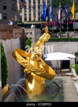 the golden statue at the fountain in Rockefeller Center 5th Avenue New York Stock Photo
