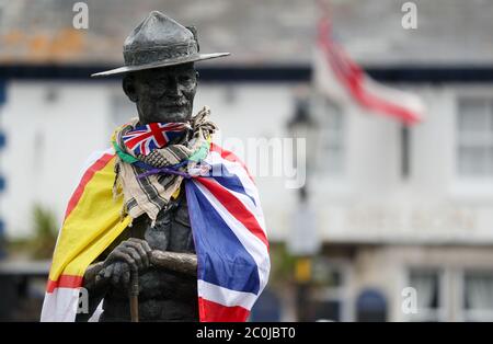 A Dorset flag and a Union flag on the statue of Robert Baden-Powell on Poole Quay in Dorset. Bournemouth, Christchurch and Poole Council have delayed plans to temporarily remove the statue of the Scouts founder after angry residents vowed to fight to protect it. Stock Photo