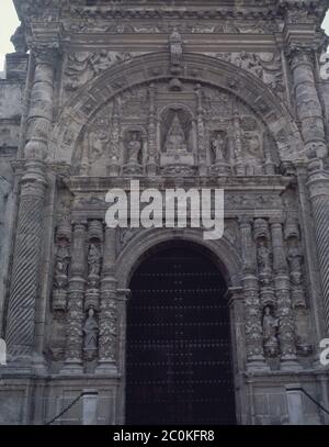 IGLESIA MAYOR PRIORAL - DETALLE DE LA PUERTA DEL SOL - SIGLO XVII - PORTADA RETABLO BARROCA CON ELEMENTOS PLATERESCOS. Author: MARTIN CALAFATE ANTON. Location: IGLESIA MAYOR PRIORAL. PUERTO DE SANTA MARIA. Cadiz. SPAIN. Stock Photo