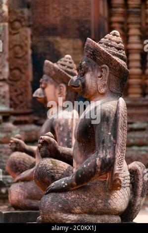 Stone sculputure sitting in front of temple B Stock Photo