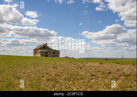 Abandoned farmhouse on the prairie of Saskatchewan near the town of Leader Stock Photo