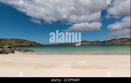 ACHMELVICH BAY AND BEACH SUTHERLAND HIGHLANDS SCOTLAND A BLUE  SKY THE WHITE SAND AND THE COLOURS OF THE SEA Stock Photo