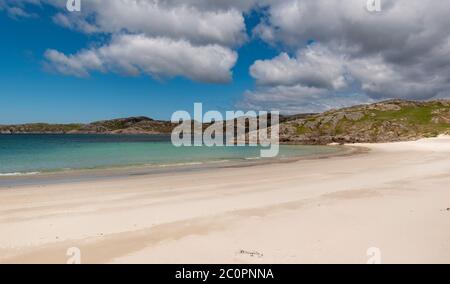 ACHMELVICH BAY AND BEACH SUTHERLAND HIGHLANDS SCOTLAND A BLUE  SKY THE WHITE SAND AND THE MANY COLOURS OF THE SEA Stock Photo