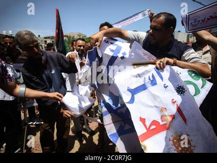 Rafah, Palestine. 11th June, 2020. Protesters are seen burning the placards during the protests. Palestinians protest against Israel's plans to annex parts of the occupied West Bank, at Rafah in the southern Gaza Strip. June 11, 2020. The plans intend to annex West Bank settlements and the Jordan Valley, as proposed by the US President. (Photo by Yousef Masoud/INA Photo Agency/Sipa USA) Credit: Sipa USA/Alamy Live News Stock Photo