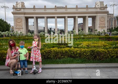 Moscow, Russia. 12th of June, 2020 People wearing protective face mask walk in the Gorky Park in Moscow during the novel coronavirus COVID-19 in Russia Stock Photo