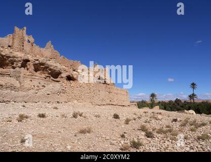 Ruins of the ksar at Meski and oasis with date palms in Marokko Stock Photo