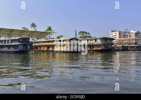 ALAPPUZHA, KERELA, INDIA - JANUARY 22, 2020 - Beautiful Boat house parked on the lake in the bright sun near hotel Stock Photo