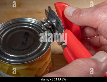 How to correctly use a handheld can opener