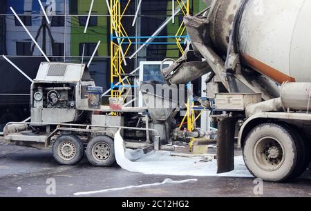 concrete pump and mixer to work together pouring cement floors in the