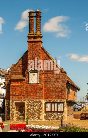 The Moot Hall in Aldeburgh, Suffolk, England. Horas non Numero nisi Serenas: Do it like the sundial, count the bright hours only tells the Sundial on the gable of a house with two high chimneys, built of bricks and flints Stock Photo