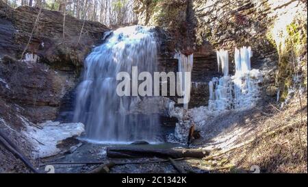 Waterfalls in the Canadian city of Hamilton, Ontario. Incredible forest, winter and spring weather, wonderful places to relax Stock Photo