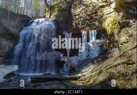 Waterfalls in the Canadian city of Hamilton, Ontario. Incredible forest, winter and spring weather, wonderful places to relax Stock Photo