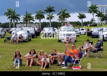 June 13, 2020 - Sarasota, Florida, United States - Spectators react at Nik Wallenda's Daredevil Rally, billed as the world's first drive-in stunt show, on June 13, 2020 in Sarasota, Florida. The show, which runs on select dates through June 21, features internationally known daredevil performers and is designed to be a safe event during the coronavirus pandemic, with the separation of spectator's vehicles according to social distancing guidelines. (Paul Hennessy/Alamy) Stock Photo
