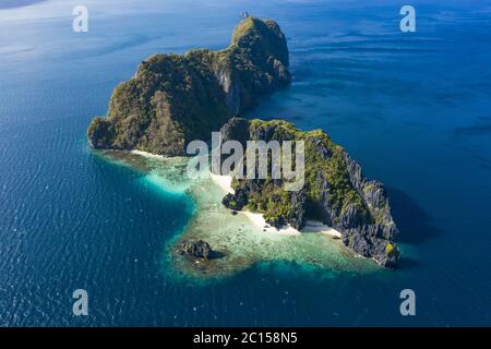 View from above, stunning aerial view of Shimizu Island with beautiful white sand beaches bathed by a Beautiful  turquoise sea. Bacuit Bay, El Nido. Stock Photo