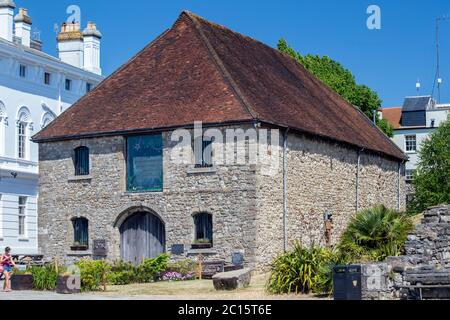 Medieval wool house in historic Southampton, now used as the Dancing Man Brewery pub Stock Photo