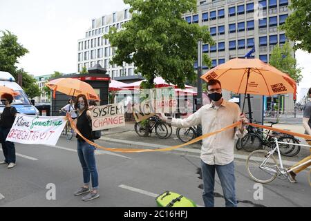 06/14/2020, Berlin, Germany, The alliance 'Unteilbar' (Indivisible), demonstrates against social injustice and racism with a nine kilometer long human chain from the Brandenburger Tor to Neukölln. Stock Photo