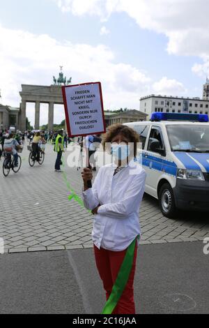 06/14/2020, Berlin, Germany, The alliance 'Unteilbar' (Indivisible), demonstrates against social injustice and racism with a nine kilometer long human chain from the Brandenburger Tor to Neukölln. Stock Photo