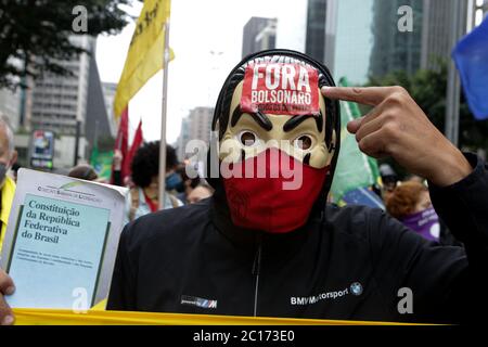June 14, 2020: The images show hundreds of people gathered in Av. Paulista, shouting slogans, holding banners and smoke flags in protest for democracy, against the Bolsonaro government and against racism in Sao Paulo, Brazil Credit: Dario Oliveira/ZUMA Wire/Alamy Live News Stock Photo