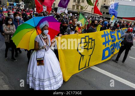 June 14, 2020: The images show hundreds of people gathered in Av. Paulista, shouting slogans, holding banners and smoke flags in protest for democracy, against the Bolsonaro government and against racism in Sao Paulo, Brazil Credit: Dario Oliveira/ZUMA Wire/Alamy Live News Stock Photo