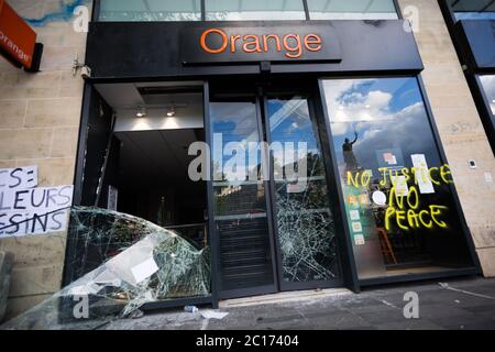 Paris, France. 13th June, 2020. An Orange store is seen after being vandalized by protesters during a Black Lives Matter demonstration in Paris, France, on June 13, 2020. (Photo by Daniel Brown/Sipa USA) Credit: Sipa USA/Alamy Live News Stock Photo
