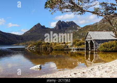 Beautiful mountain scenery, Dove Lake with boat shed, Cradle Mountain NP, Tasmania Stock Photo