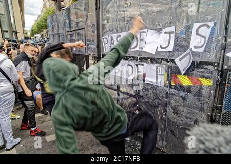 Paris, France. 13th June, 2020. Protesters taking part in the demonstration against racism and police violence hammer the glass reinforcements. Stock Photo
