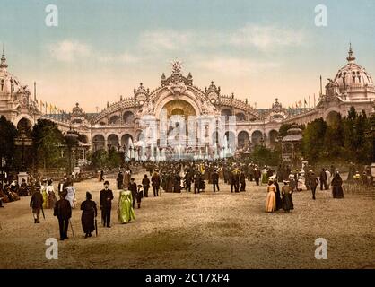 Le Chateau d'eau and plaza, with Palace of Electricity, Exposition Universelle, 1900, Paris, France Stock Photo