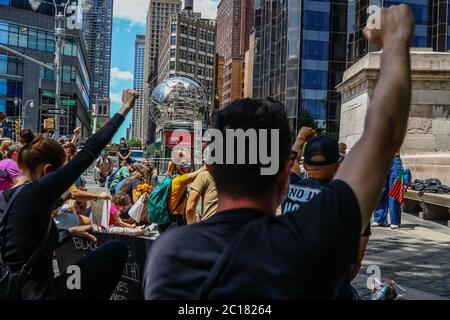 New York, United States. 14th June, 2020. Protesters carry out act against racism in New York. Protests across the country were sparked after George Floyd's death on May 25, after he was asphyxiated for 8 minutes and 46 seconds by white police officer Derek Chauvin in Minneapolis, Minnesota. Credit: Brazil Photo Press/Alamy Live News Stock Photo