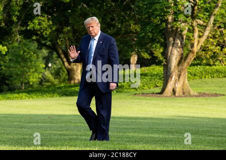 Washington, DC, USA. 14th June, 2020. United States President Donald J. Trump waves he walks on the South Lawn of the White House after arriving on Marine One in Washington, DC, U.S., on Sunday, June 14, 2020. Trump tweeted that he will not watch the NFL or the U.S. Soccer Federation if either organization allows players to kneel during the playing of the American National Anthem. Credit: Stefani Reynolds/Pool via CNP | usage worldwide Credit: dpa/Alamy Live News Stock Photo