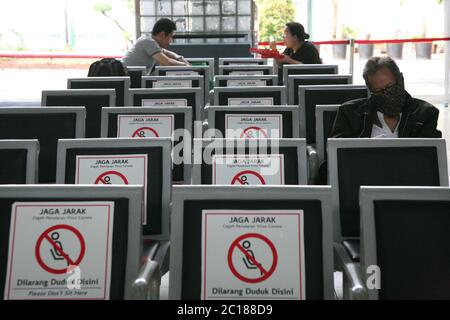 (6/14/2020) Train passengers wear masks at Gambir Station, Jakarta, Indonesia, Sunday (06/14/2020). To travel long distance trains, prospective train passengers are required to complete a number of conditions contained in the Covid-19 Task Force Circular Number 7 of 2020.Train passenger wear mask at Gambir Station, Jakarta. There are a number of procedures and requirements that passengers must meet to be able to use the railroad transportation mode, in order to anticipate the spread of the corona virus (Photo by Kuncoro Widyo Rumpoko/Pacific Press/Sipa USA) Stock Photo