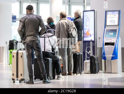 Duesseldorf, Germany. 15th June, 2020. Passengers wait at a check-in counter at Düsseldorf Airport. The travel warning for 27 European countries was lifted during the night to Monday (15.06.2020). Credit: Marcel Kusch/dpa/Alamy Live News Stock Photo