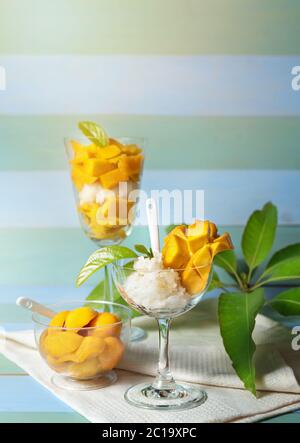 fresh ripe mango and sticky rice with coconut milk,  Thai sweet dessert Stock Photo