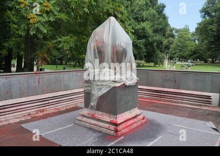 Milan, Italy. 14th June, 2020. Indro Montanelli bronze statue smeared with red paint and racist writing in Milan, Italy on June 14, 2020. (Photo by Luca Ponti/Pacific Press/Sipa USA) Credit: Sipa USA/Alamy Live News Stock Photo