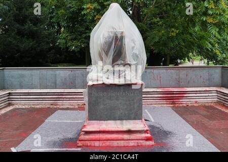 Milan, Italy. 14th June, 2020. Indro Montanelli bronze statue smeared with red paint and racist writing in Milan, Italy on June 14, 2020. (Photo by Luca Ponti/Pacific Press/Sipa USA) Credit: Sipa USA/Alamy Live News Stock Photo