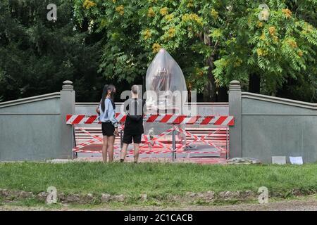 Milan, Italy. 14th June, 2020. Indro Montanelli bronze statue smeared with red paint and racist writing in Milan, Italy on June 14, 2020. (Photo by Luca Ponti/Pacific Press/Sipa USA) Credit: Sipa USA/Alamy Live News Stock Photo