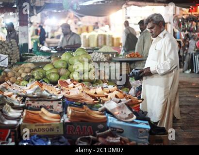 Vegetable market at night in saddar bazaar, Karachi, Pakistan 15/03/2013 Stock Photo