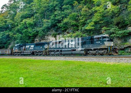 EMD SD70ACU locomotives on mixed freight, Horseshoe Curve, Logan Township, PA Stock Photo