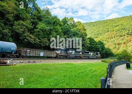 EMD SD70ACU locomotives on mixed freight, Horseshoe Curve, Logan Township, PA Stock Photo