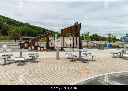 Tarrytown, NY - June 15, 2020: View of Approach sculpture by Fitzhugh Karol at the entrance to Rockland landing of Mario Cuomo Bridge in Tarrytown. Stock Photo