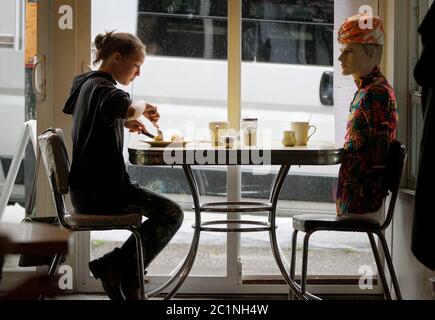 Vancouver, Canada. 15th June, 2020. A mannequin is used to block off a seat at Roundel Cafe to give diners enough physical distance in Vancouver, British Columbia, Canada, on June 15, 2020. As restaurants were reopened under health safety protocols in Vancouver, the restaurant Roundel Cafe found its way by using mannequins instead of cordoned-off seats to help diners practice physical distancing. Credit: Liang Sen/Xinhua/Alamy Live News Stock Photo