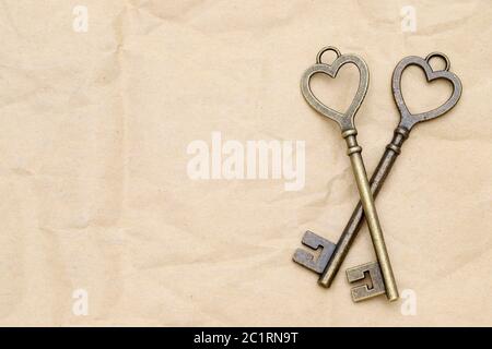 heart shaped vintage golden key on brown paper background Stock Photo ...