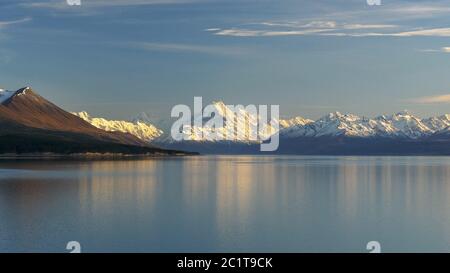 early morning wide shot of mt cook and a calm lake pukaki Stock Photo