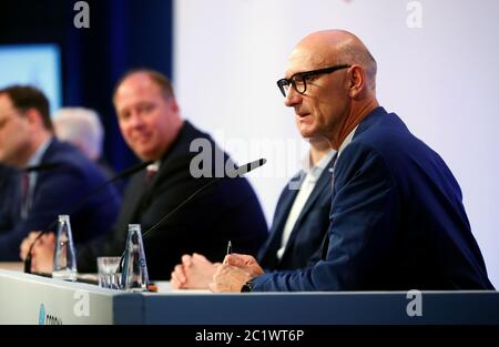 Berlin, Germany. 16th June, 2020. Timotheus Höttges (r), CEO of the German telecommunications giant Deutsche Telekom AG, attends the presentation of the official Corona Warning App. The German government is counting on a broad voluntary use of the new warning app against the novel corona virus. Credit: Hannibal Hanschke/Reuters Pool/dpa/Alamy Live News Stock Photo