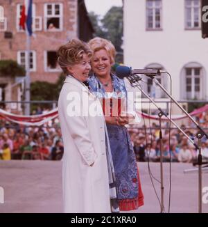 Inge Meysel, deutsche Schauspielerin (links), und Maria Hellwig, volkstümliche Sängerin, bei einem Auftritt auf der Bühne, Deutschland um 1983. German actress Inge Meysel (left) and folklore singer Maria Hellwig performing live on stage, Germany around 1983. Stock Photo