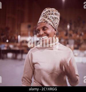 Miriam Makeba, südafrikanische Sängerin, bei Proben zu einem Konzert in Hamburg, Deutschland um 1969. South African singer Miriam Makeba doing rehearsals for a concert at Hamburg, Germany around 1969. Stock Photo