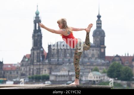 Dresden, Germany. 16th June, 2020. Mandy Frauenlob, yoga teacher, is on the sidelines of a press conference on the occasion of the Palais Sommer Dresden in front of the Katholische Hofkirche (l) and the Hausmannsturm. The art and culture festival (17 July to 23 August 2020) is taking place for the 11th time this year. Credit: Sebastian Kahnert/dpa-Zentralbild/ZB/dpa/Alamy Live News Stock Photo